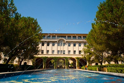 2. Viện công nghệ California (Mỹ): Thành lập năm 1891 ở bang California, Mỹ, Viện Công nghệ California có 6 đơn vị học thuật với điểm mạnh về khoa học và kỹ thuật. Trường thường xuyên nằm trong TOP 10 trường đại học danh giá nhất thế giới.