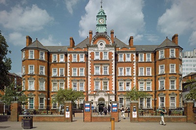 8.  Đại học Hoàng gia London: Thành lập năm 1907 ở thủ đô London, Anh, Trường nổi tiếng về đào tạo các ngành Khoa học, Kỹ thuật, Y học và Kinh doanh.