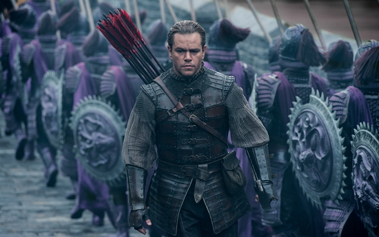 Trang phục của Matt Damon trong phim vừa phải khéo léo lồng ghép các yếu tốt giữa văn hóa Châu Âu – nơi anh xuất thân với kỹ thuật áo giáp phương Đông đầy mạnh mẽ