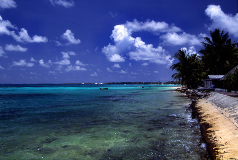 10. Funafuti. Là Thủ đô của quốc đảo của Tuvalu. Đảo Funafuti có rạn san hô vòng với vành san hô hẹp về chiều ngang từ 20-400m, bao quanh một vụng biển lớn với chiều dài 18 km và rộng 14 km. Nó có diện tích bề mặt là 275 km2 và cũng là đầm phá lớn nhất ở Tuvalu. Diện tích đất nổi ở đây là là 2,4 km2, chỉ chiếm 1% diện tích của rạn san hô vòng.