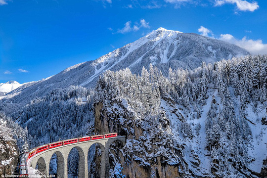 2. Thị trấn St Moritz ở thung lũng Engadine- Thụy Sĩ Hành trình cổ tích: Cùng người ấy trên chuyến tàu Glacier Expess ngắm cảnh sắc mùa đông thơ mộng của thị trấn St Moritz ở thung lũng Engadine- Thụy Sĩ, chắc chắn sẽ là một trải nghiệm khó quên. Ảnh: Shutterstock.