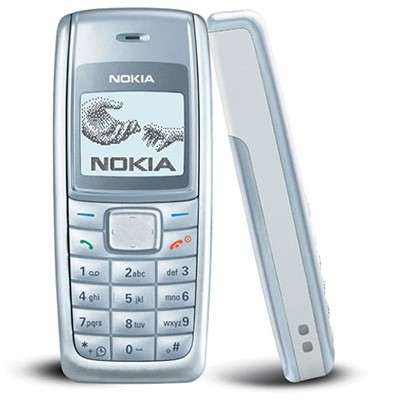 1. Nokia 1110i: Nói đến những sản phẩm Nokia để lại ấn tượng sâu đậm trong lòng người Việt, không thể bỏ qua 1110i. Sản phẩm ra đời năm 2006 với những tính năng cơ bản, pin đàm thoại 5 giờ và có chế độ chặn cuộc gọi.  Đây là một model thuộc phân khúc giá rẻ. Với nhiều người, đặc biệt là thế hệ 8x, 1110i gắn với kỷ niệm về thời sinh viên, học sinh của họ. Cho đến giờ, sau hơn 10 năm, vẫn còn một số lượng người dùng nhất định vẫn sử dụng sản phẩm này.  Những đàn em đi sau như Nokia 1202, 1208  cũng đã đạt được những thành công. Tuy nhiên nó vẫn khó lòng vượt qua ấn tượng mang tên Nokia 1110i.