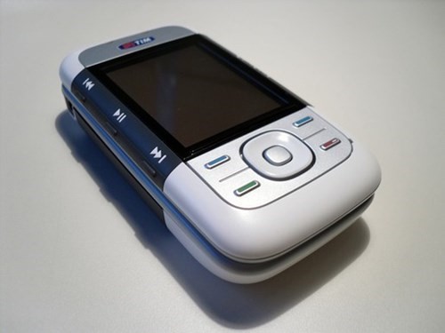3. Nokia XpessMusic 5300: Với sự bành trướng của dòng điện thoại nghe nhạc Walkman từ Sony Ericsson, Nokia cũng muốn tham gia vào thị trường này. Chính vì thế, XpressMusic ra đời năm 2006. Nổi bật trong số đó là XpressMusic 5300.  Nhóm khách hàng nhắm đến là giới trẻ sành điệu, máy có thiết kế khá bắt mắt và trẻ trung với 2 phối màu chính đỏ-trắng hoặc xám-trắng.  Nokia trang bị cho máy tính năng chơi nhạc, chỉ cần sau một nút ấn, người dùng có thể thưởng thức các bài hát cài đặt sẵn. Model này “làm mưa làm gió” trên thị trường và trở thành chiếc điện thoại được yêu thích của giới trẻ Việt Nam vào những năm 2006, 2007.
