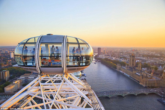 3. London  Anh: Bạn và nửa còn lại có thể thưởng thức một ly rượu vang và ngắm cảnh mặt trời lặn từ đài quan sát London Eye khi đến Anh. Ảnh: SIME 