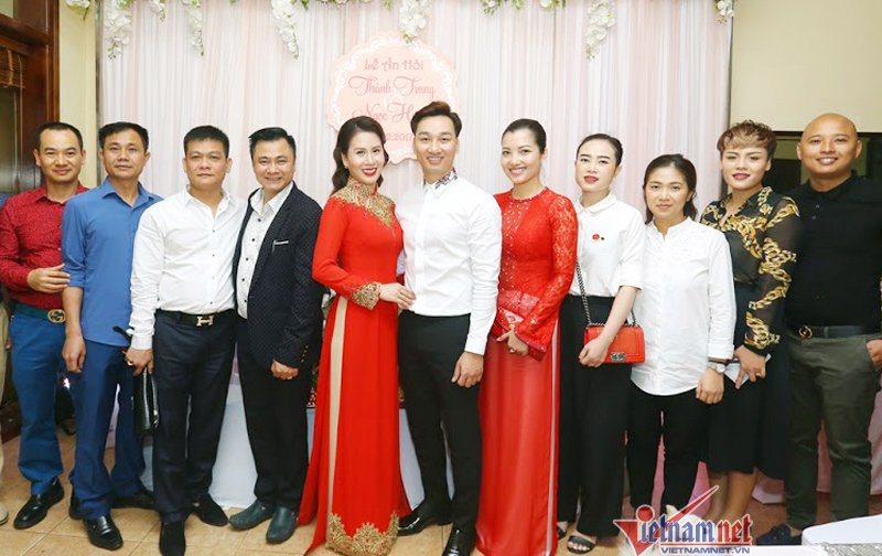 Vợ chồng MC Thành Trung chụp ảnh cùng NSND Tự Long (thứ 4 từ trái sang) và bạn bè.
