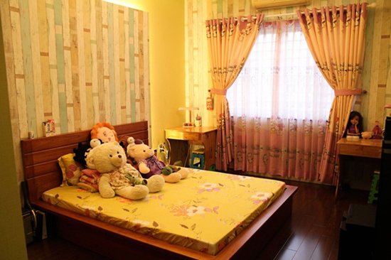 Ngoài phòng ngủ của mình, nam ca sĩ còn thiết kế thêm hai phòng ngủ nữa. Phòng nào cũng đều có… gấu bông.