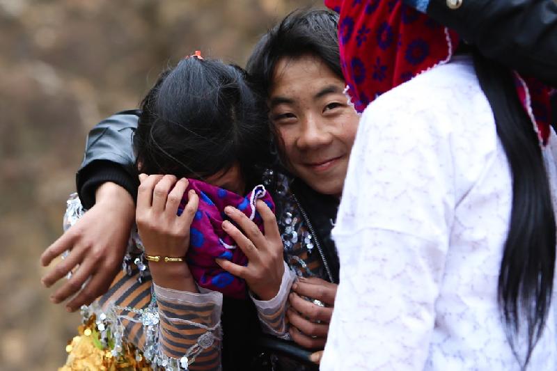 Sáng mùng 7 tháng Giêng, tại xã Xín Cái, Mèo Vạc, Hà Giang, có nhiều chàng trai Mông đi bắt vợ. Cô gái Mông Xi Phi Chu (16 tuổi) mắc cỡ che mặt khi bị bắt, dù đã vui vẻ đồng ý.