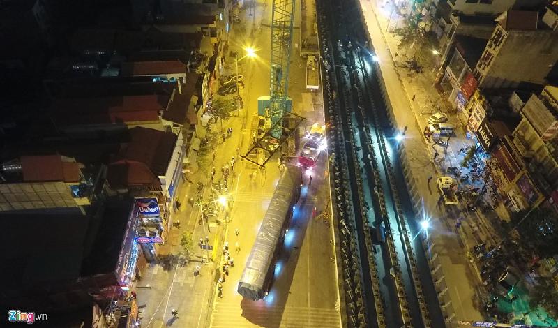1h ngày 21/2, sau khi hoàn thành các công tác chuẩn bị, đầu máy của đoàn tàu tuyến đường sắt trên cao Cát Linh - Hà Đông (Hà Nội) được chuyển tới công trường tại ga La Khê.