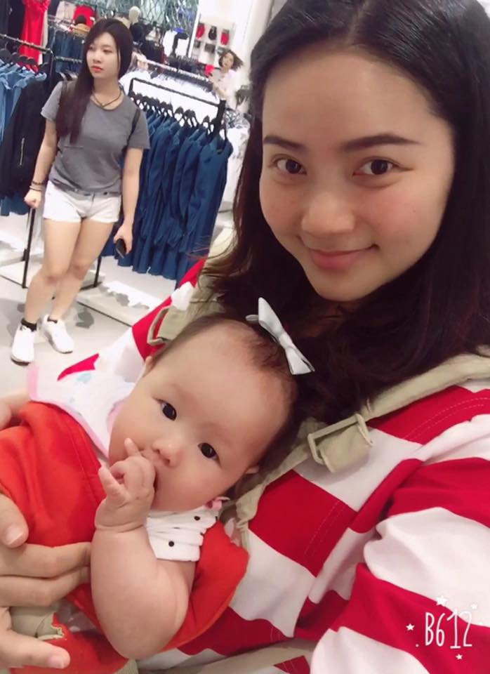 Phan Như Thảo cùng con gái đi shopping