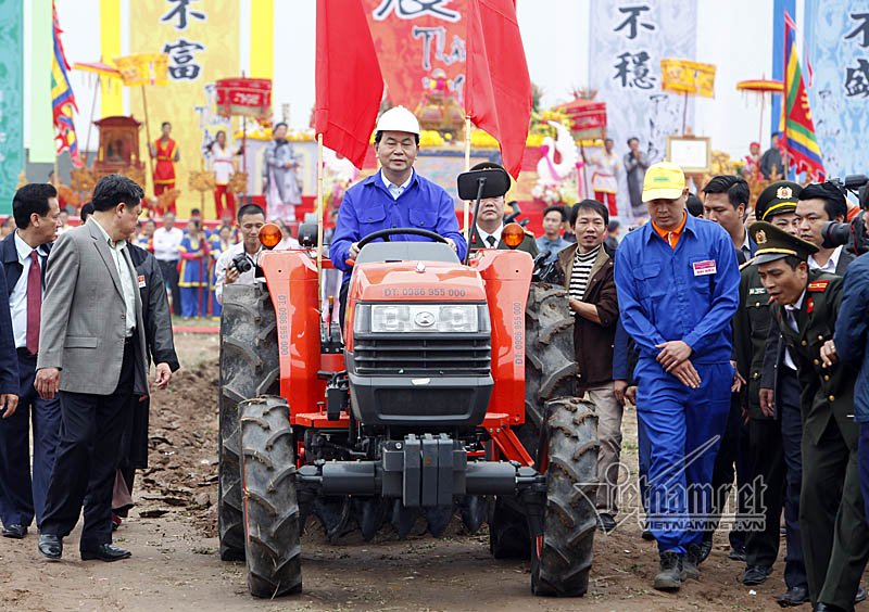 Chủ tịch nước lái máy cày trong lễ Tịch điền