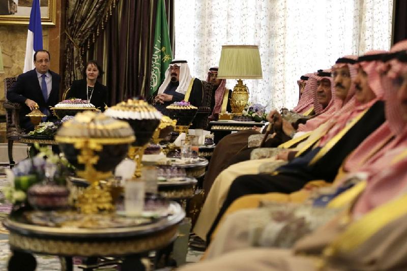 Cựu Quốc vương Abdullah bin Abdulaziz al-Saud (giữa) ngồi cùng Tổng thống Pháp Francois Hollande (trái) trong cuộc họp tại cung điện Hoàng gia Arab ở Riyadh vào ngày 29/12/2013. Ảnh: Reuters.