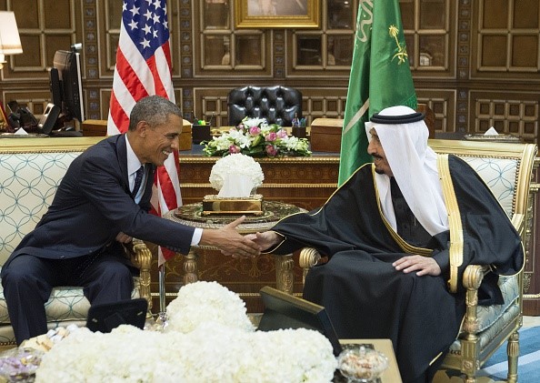 Cựu Tổng thống Mỹ Barrack Obama gặp Quốc vương Salman, khi đó mới lên ngôi, ở Riyadh, ngày 27/1/2015. Cung điện của Quốc vương Salman được cho là tràn ngập các đồ vật mạ vàng, từ hộp giấy, hồ bơi cho đến ghế ngồi. Ảnh: AFP/Getty.