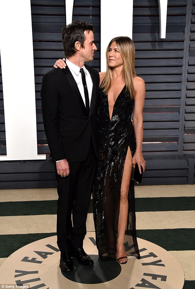 Jennifer Aniston đến buổi tiệc cùng ông xã Justin Theroux. Cô diện đầm xẻ sexy của thương hiệu Versace. 