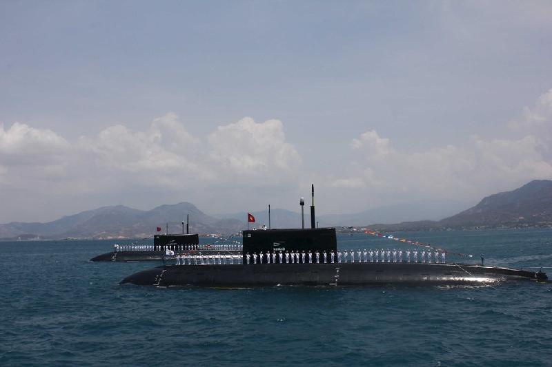 Tàu ngầm Kilo 636 có chiều dài 74 m, rộng 9,9 m, lượng choán nước khi lặn 3.076 tấn, tốc độ tối đa khi lặn 25 hải lý/giờ. Vũ khí gồm 6 ống phóng ngư lôi 533 mm, cơ số 18 quả, có thể phóng tên lửa chống hạm Club-S. Ảnh: Japan Times