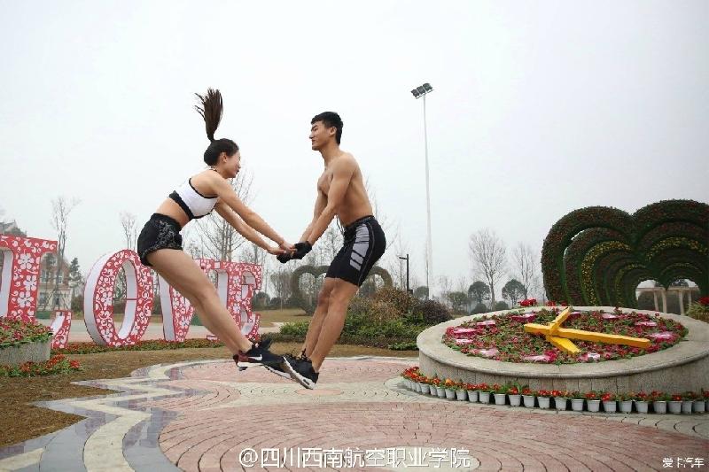 Ngay khi được chia sẻ tại mạng xã hội Weibo, bộ ảnh lãng mạn trở thành tâm điểm chú ý.