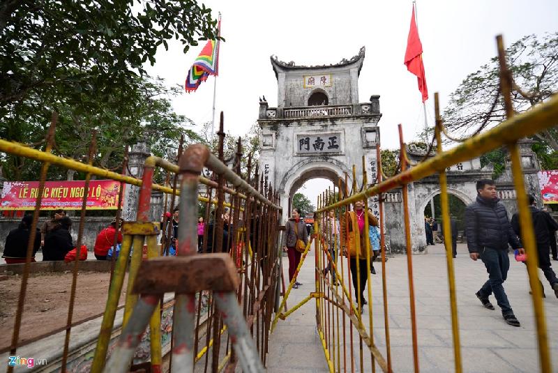 Hàng rào sắt kéo dài từ cổng đền Thiên Trường ra ngoài đường đã được dựng lên. Theo ban tổ chức lễ hội đền Trần năm 2017, hơn 2.000 nhân viên an ninh được huy động để bảo vệ an ninh.
