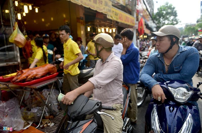 Sáng 6/2, tại các tiệm bán heo quay trên đường Âu Cơ (quận Tân Bình, TP.HCM), khách mua phải dừng xe chờ khá lâu để nhận heo quay cúng ngày vía thần tài.