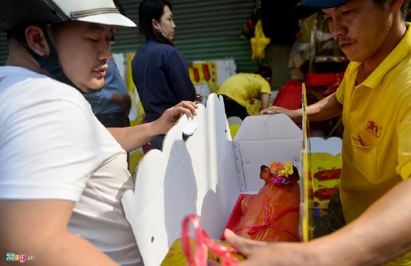 Anh Bảo (quận Phú Nhuận) cho hay gia đình làm kinh doanh nên vào ngày vía thần tài hàng năm anh đều mua nguyên con heo làm lễ vật cúng để cầu may mắn, làm ăn thuận lợi.