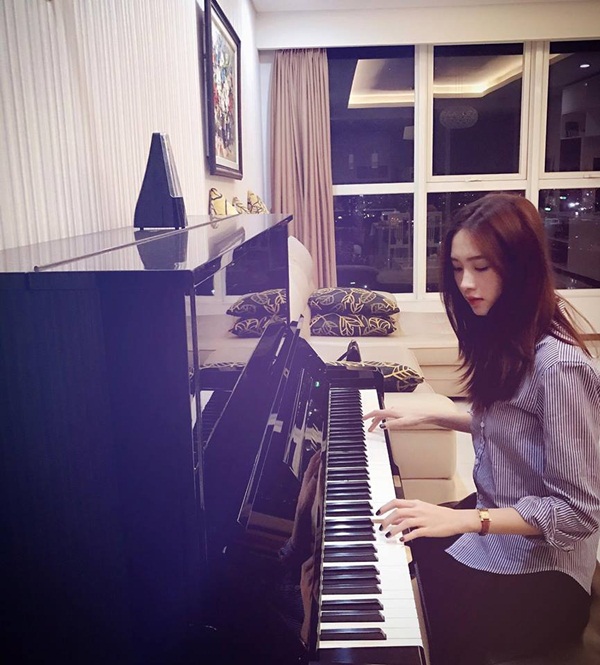 Chỉ ngồi đàn piano, Đặng Thu Thảo cũng xinh đẹp hút hồn. 