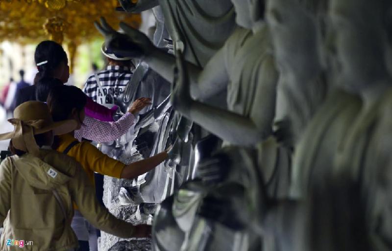 Nhiều du khách tới đây cho rằng xoa tay lên phần thân các bức tượng sẽ may mắn, bình an cả năm. Mặc dù Ban quản lý di tích chùa Bái Đính phát loa nhắc nhở du khách nhưng tình trạng không thuyên giảm.