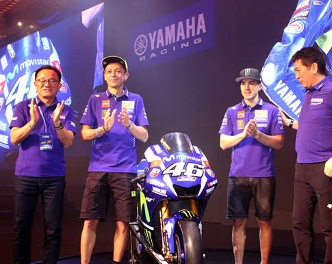 Valentino Rossi cùng đồng đội Maverick Vinales bên cạnh xe đua gắn quốc kỳ Việt Nam
