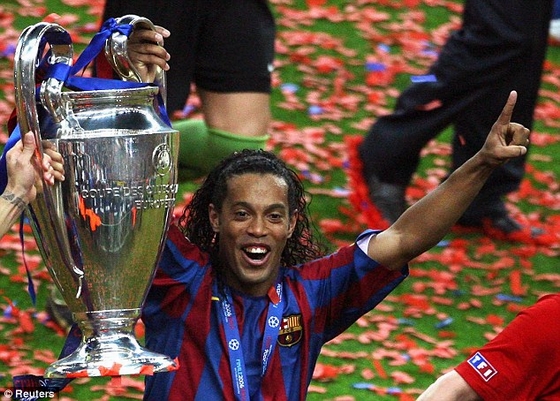 Barca hân hoan chào đón Ronaldinho trở lại!