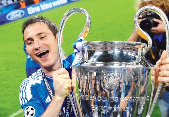 Lampard đoạt cúp Champions League cùng Chelsea năm 2012