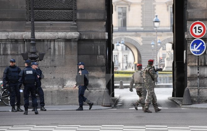 Cảnh sát Pháp tuần tra bên ngoài bảo tàng Louvre sau vụ tấn công. (Nguồn: AFP/TTXVN)