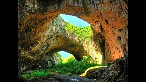 Hang Sơn Đoòng nằm trong vùng lõi của Vườn quốc gia Phong Nha – Kẻ Bàng, tỉnh Quảng Bình – là một hang động mới được Hiệp hội nghiên cứu hang động Hoàng gia Anh khám phá và công bố là hang động lớn nhất thế giới trong năm 2009 – 2010 và được đưa vào khai thác theo hình thức du lịch khám phá mạo hiểm từ năm 2013.