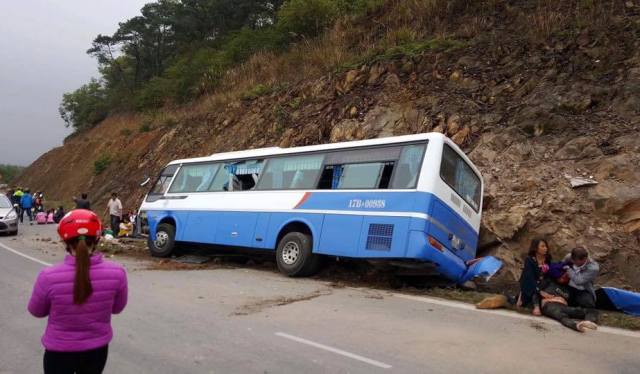 Hà Nội: Xe khách đâm vào vách núi, nhiều người thương vong