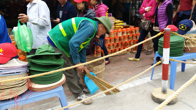 Các nhân viên liên tục dọn vệ sinh trên suốt tuyến đường