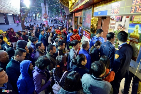 Hà Nội: Hàng trăm người xếp hàng từ mờ sáng mua vàng ngày thần tài