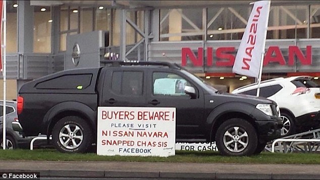 Một chủ xe đỗ chiếc Navara ngay trước đại lý Nissan ở Anh, trên xe có cảnh báo các khách hàng, đồng thời tuyên truyền về nhóm kín trên Facebook với gần 17.000 thành viên quan tâm tới vụ việc. Ảnh: The Sun.