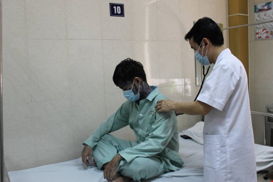 Một bệnh nhân người lớn mắc thủy đậu đang được bác sĩ điều trị tại Bệnh viện E. Ảnh: H.G