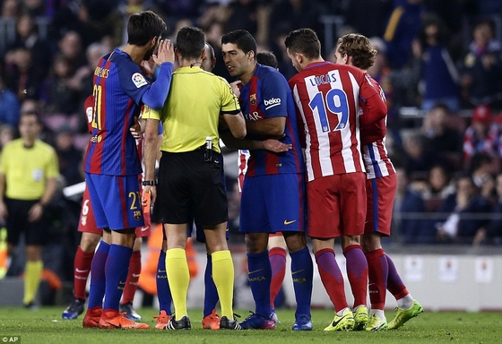 Trong khoảng 10 phút cuối trận đấu diễn ra rất căng thẳng và kịch tính. Suarez cũng bị đuổi khỏi sân với chiếc thẻ vàng thứ 2 ở phút cuối trận.
