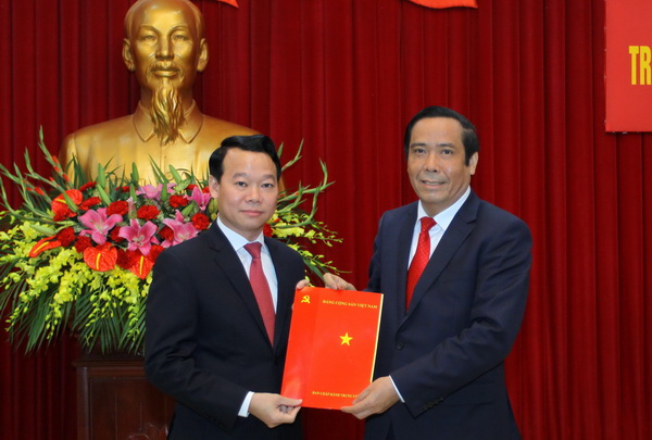 Phó trưởng ban Thường trực Ban Tổ chức Trung ương Nguyễn Thanh Bình trao quyết định cho đồng chí Đỗ Đức Duy.