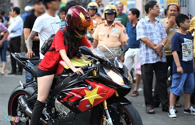 Cô gái lái siêu môtô 700 triệu gây chú ý trên đường Sài Gòn