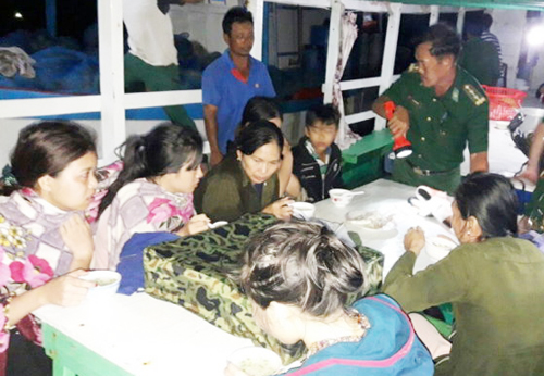 Cứu sống 14 người chìm canô ở Kiên Giang