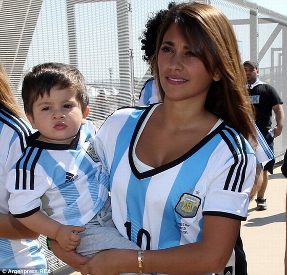 Antonella Roccuzzo và con trai luôn có mặt cổ vũ Messi thi đấu