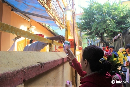 Ban tổ chức đã bố trí khu vực ban phát lộc bên ngoài để tránh lộn xộn trong Chánh điện. Lễ hội Chùa Bà Thiên Hậu thu hút hàng trăm nghìn du khách mỗi năm.