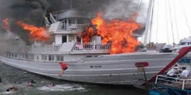 Tàu du lịch bỗng bốc cháy khi đang chờ khách trên Vịnh Hạ Long