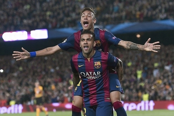 Neymar ăn mừng cú đúp bàn thắng giúp Barca loại PSG với tổng tỉ số 5-1 sau hai lượt trận