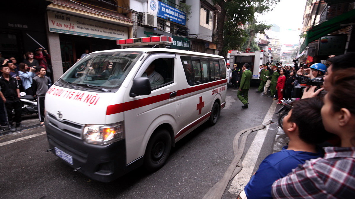 Xe cấp cứu đưa nạn nhân tử vong ra khỏi đám cháy