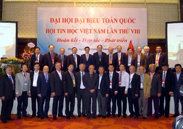 Phó Thủ tướng Vũ Đức Đam chụp ảnh lưu niệm với thành viên Hội Tin học Việt Nam.
