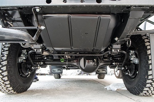 Land Rover Defender nổi tiếng với cấu hình dẫn động 4 bánh toàn thời gian, thiết kế xe mang đậm phong cách việt dã với gầm cao, bên cạnh đó xe còn được trang bị 1 hộp số phụ cho bộ gài cầu. Hộp số phụ này giúp phân chia sức mạnh chiếc xe ra 2 dải tốc độ thấp và cao.