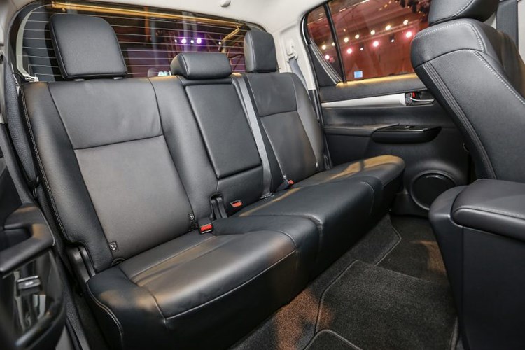 Hàng ghế sau của chiếc bán tải Hilux 2.4G phiên bản đặc biệt này cũng khá rộng rãi và thoải mái. Trang bị an toàn của xe bao gồm ba túi khí, cửa sổ màu, trợ lực tay lái điện tử, VSC và một số trang bị tiêu chuẩn khác...