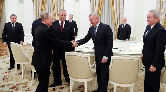 Tổng thống Nga Vladimir Putin trong cuộc gặp với các cựu tỉnh trường vừa từ chức