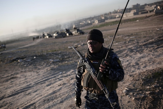 Dù thảm bại liên tiếp, lực lượng IS vẫn ngoan cố kháng cự đến cùng. Chúng vẫn tự tin có thể lật ngược tình thế. Một phát ngôn viên của IS - Abulhassan al-Muhajer hồi tháng 12 từng lên tiếng thề sẽ quyết tâm giành “chiến thắng” trên chiến trường Mosul và kêu gọi các chiến binh của chúng “đừng bỏ chạy”.