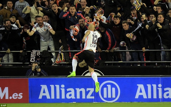 Zaza mở tỉ số cho Valencia trong niềm vui tột độ của CĐV