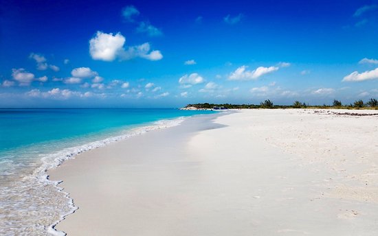 Đứng thứ hai trong danh sách này là Grace Bay ở Providenciales, Turks&Caicos. Màu nước xanh khác lạ và bãi tắm vắng vẻ giúp bãi biển này trở thành điểm du lịch hấp dẫn. Bạn hãy xem du khách nhận xét gì về nơi này: “Nước sạch, trong vắt đến khó tin với hàng trăm sắc thái của màu xanh lam và xanh lục cùng những bãi biển cát trắng tinh—ahhhhh!” Thời điểm lý tưởng nhất để du lịch: Quanh năm